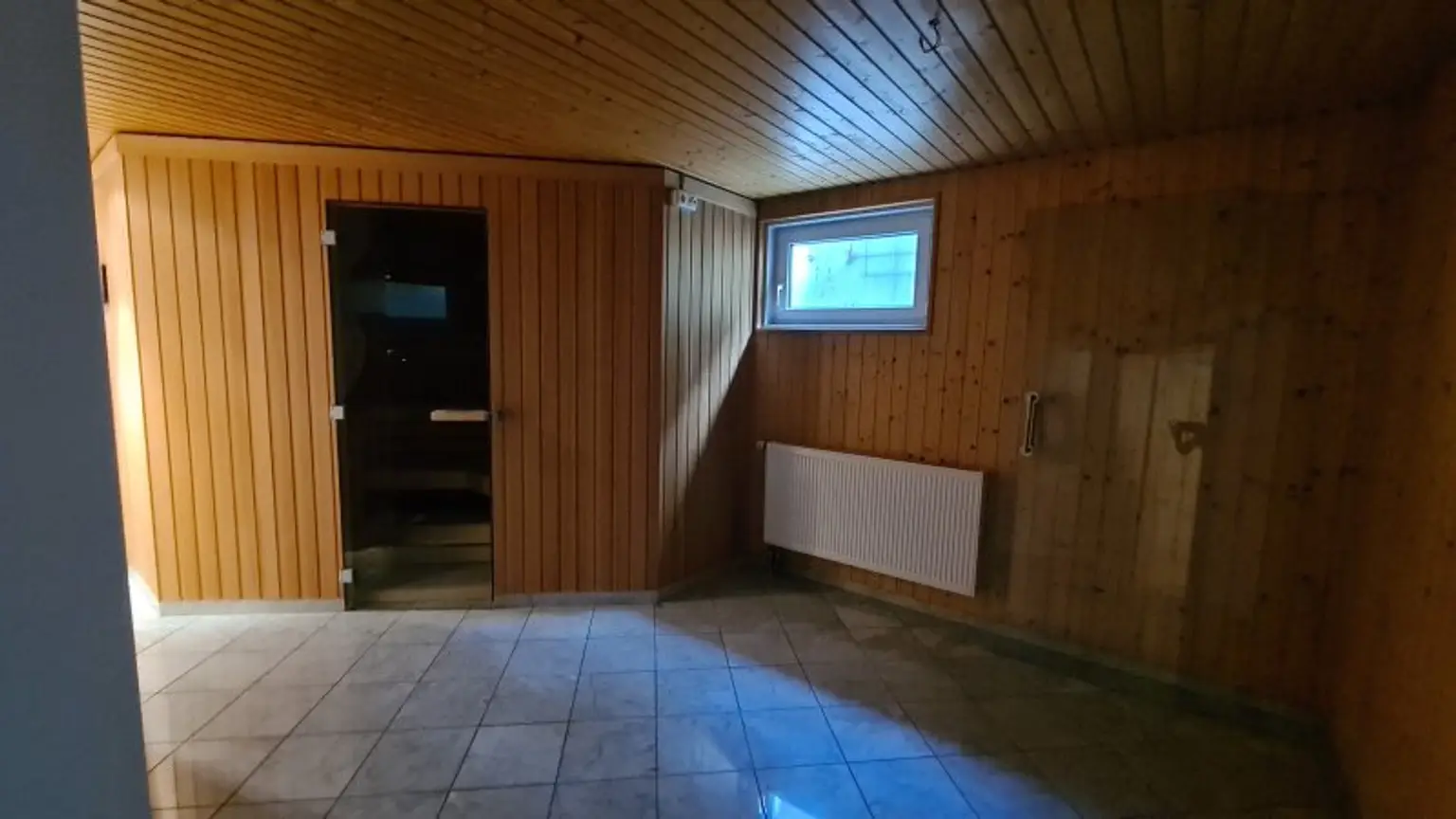Sehr ruhige Siedlungslage - Riesige (teilbare)  Etagenwohnung mit 2 Balkonen, Garage, Sauna in einem sehr gepflegten Haus