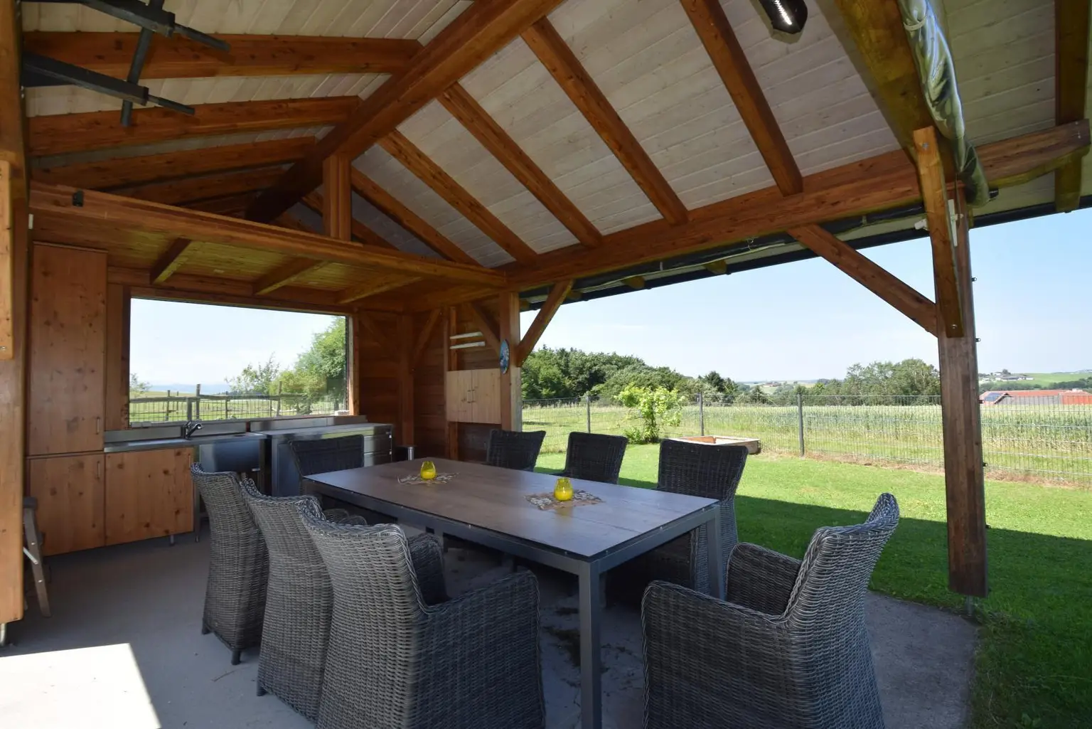 gedeckter Sitzplatz mit Windschutz