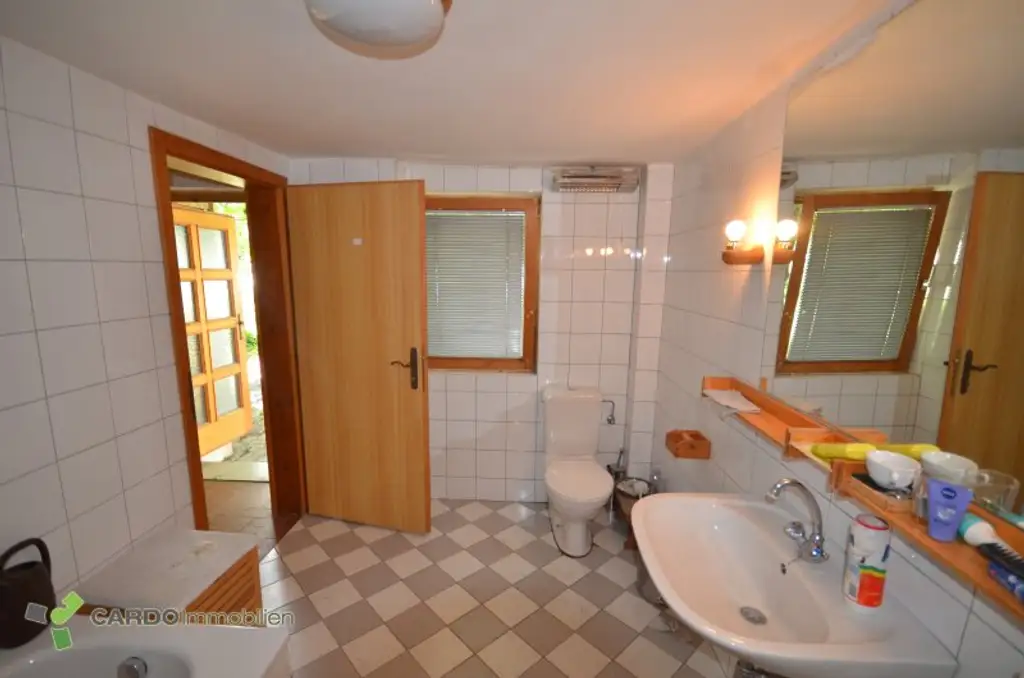 Frisch sanierte Stockhaus mit Pool in Grünlage, ruhigen Nebenstraße