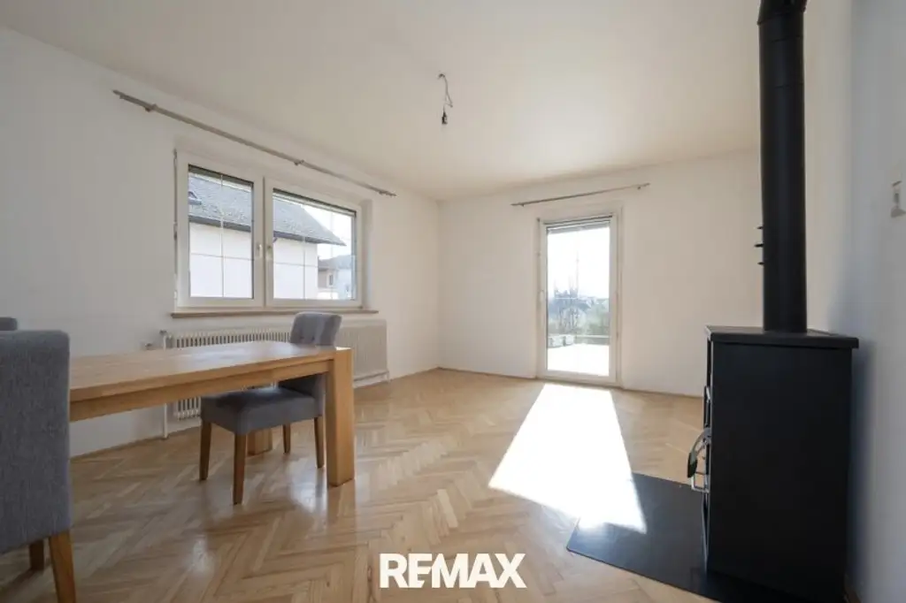 Voll unterkellertes Zweifamilienhaus mit Garten, Carport & Garage in sonniger Zentrumslage von Bad Hall!