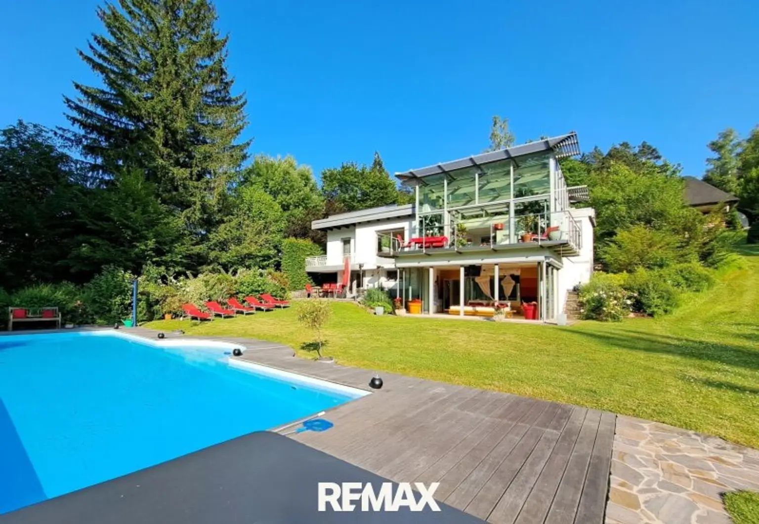 extravagante Seevilla mit Pool