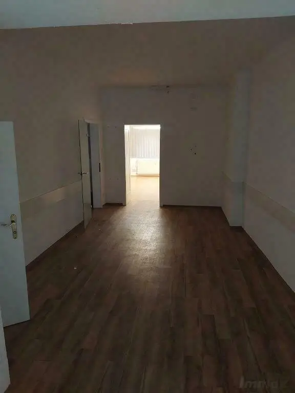 Geschäftslokal mit Verkaufsraum, Büroräumen, Lagerräumen im UG und Parkplätzen bei Dietrichsteinplatz zu vermieten!