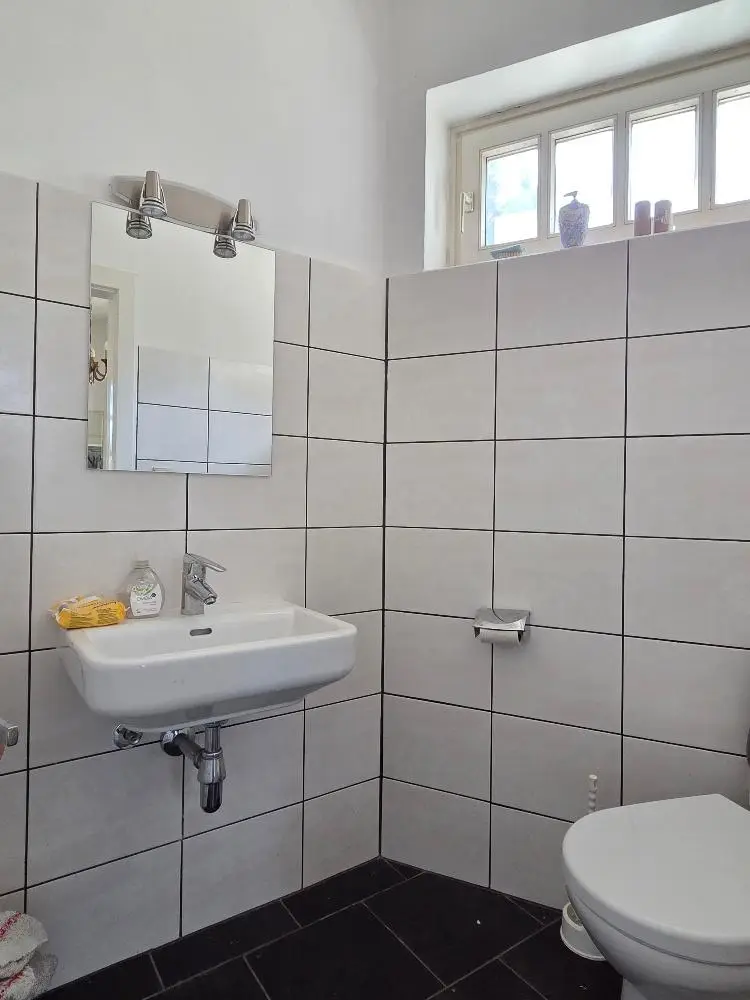 WC mit Handwaschbecken, EG