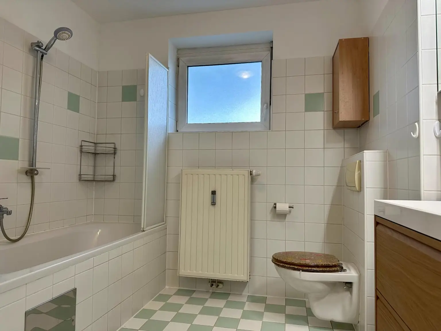 Bad mit WC und Fenster