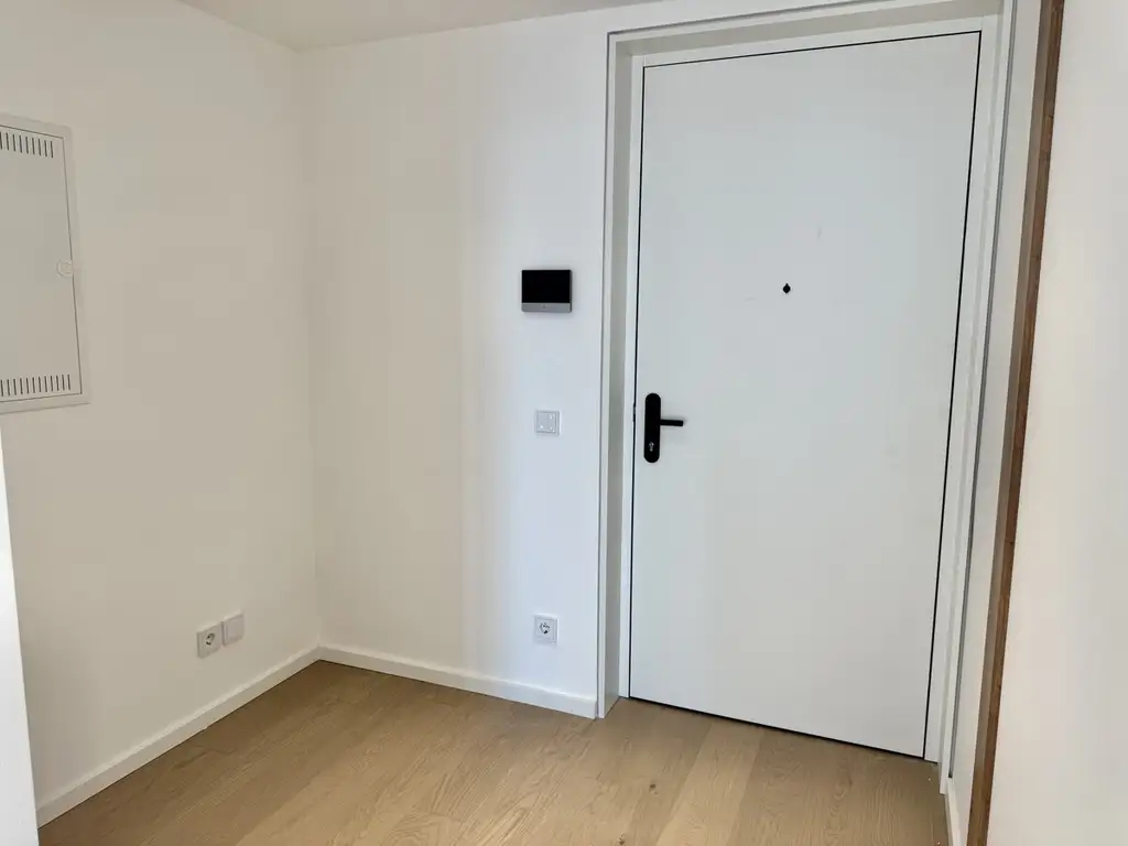 44. Etage: 2 Zimmerwohnung - High in the Sky! - Doorman, Gym, Pool UND den schönsten Ausblick auf Kahlenberg