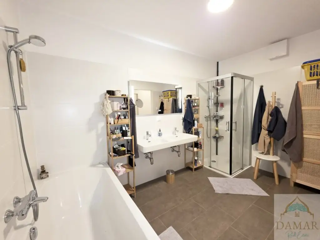 Traumhafte 4-Zimmer-Dachgeschoßwohnung mit großer 65m² Terrasse und Garagenplatz in 1220 Wien – Jetzt zugreifen!