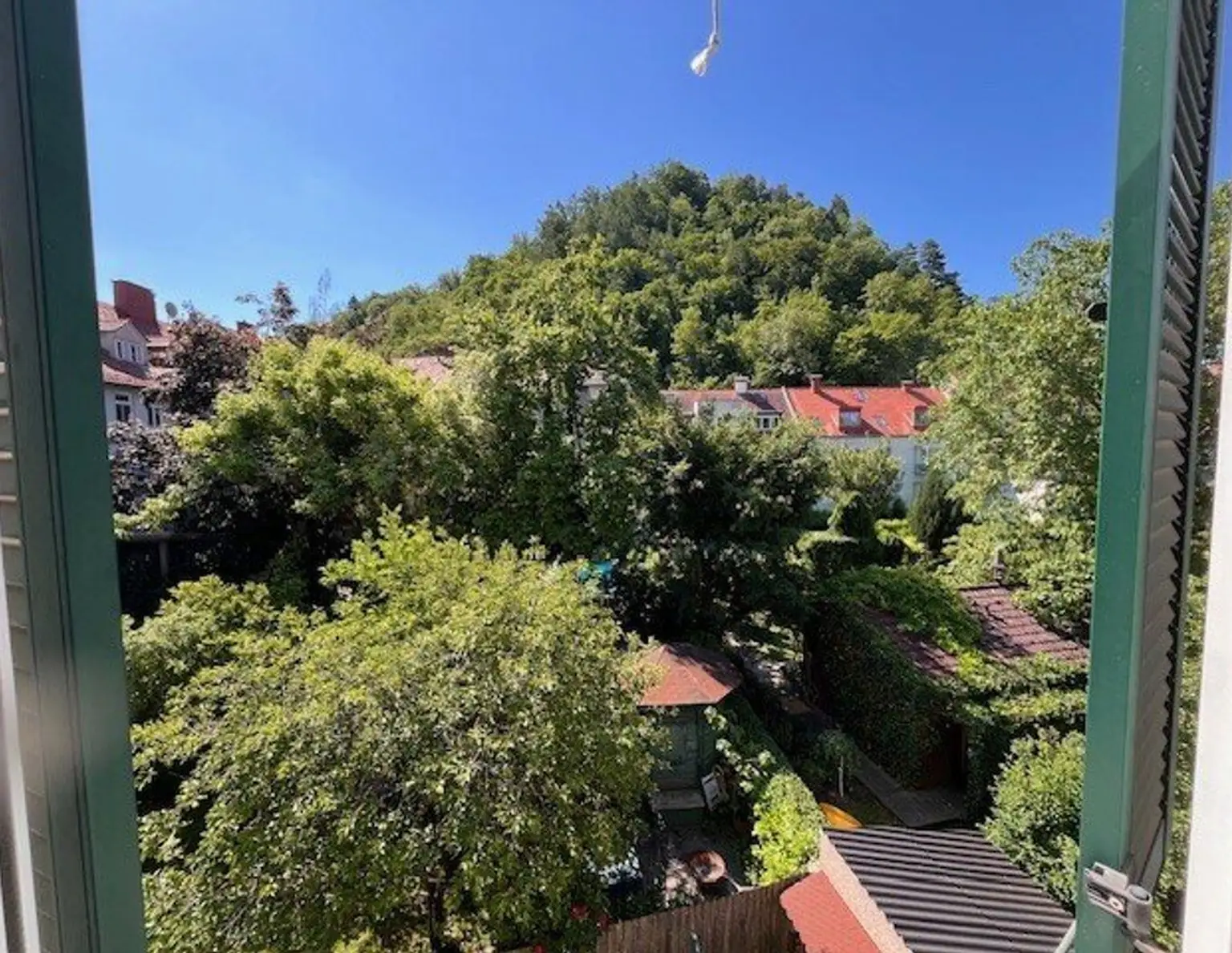 GEIDORF: HELLE 2 ZIMMER ALTBAUWOHNUNG MIT SCHLOSSBERGBLICK IN UNI-NÄHE