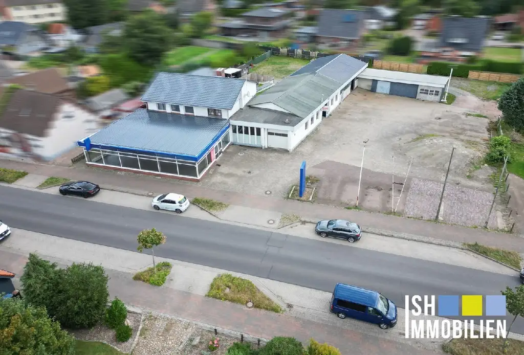 Hemmoor: Gewerbeimmobilie direkt an der Hauptstraße mit vielen Nutzungsmöglichkeiten ab sofort frei.