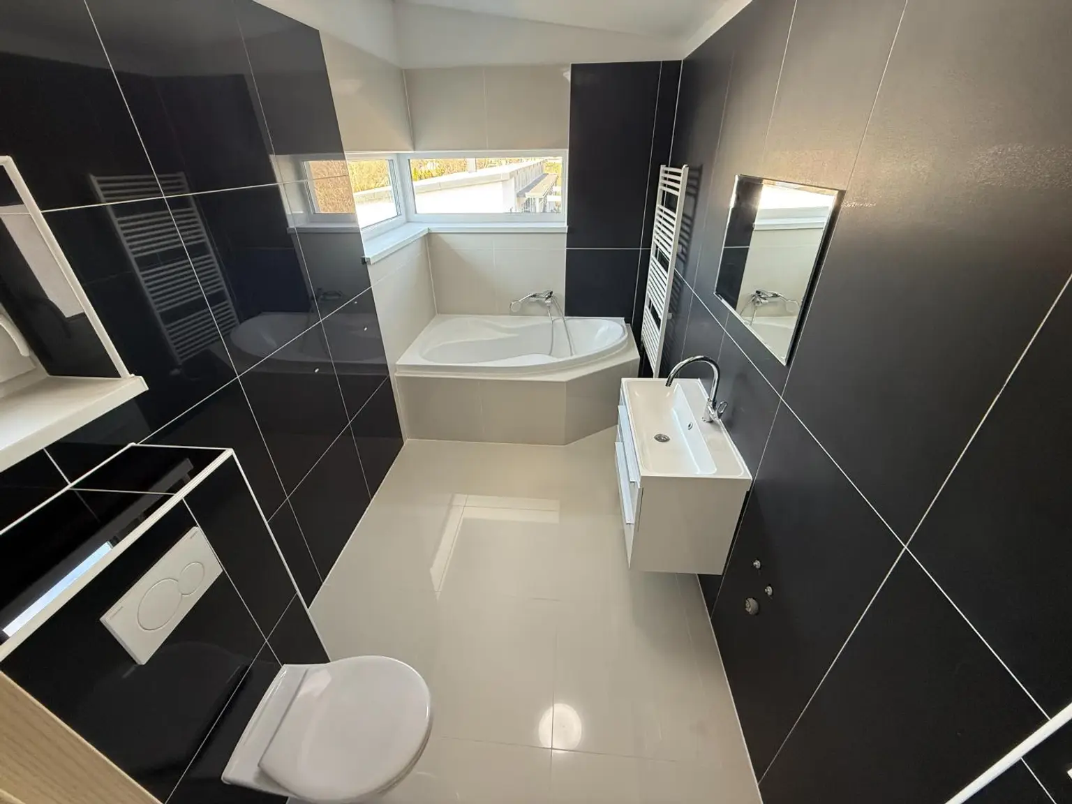 OG Bad mit Wanne & WC