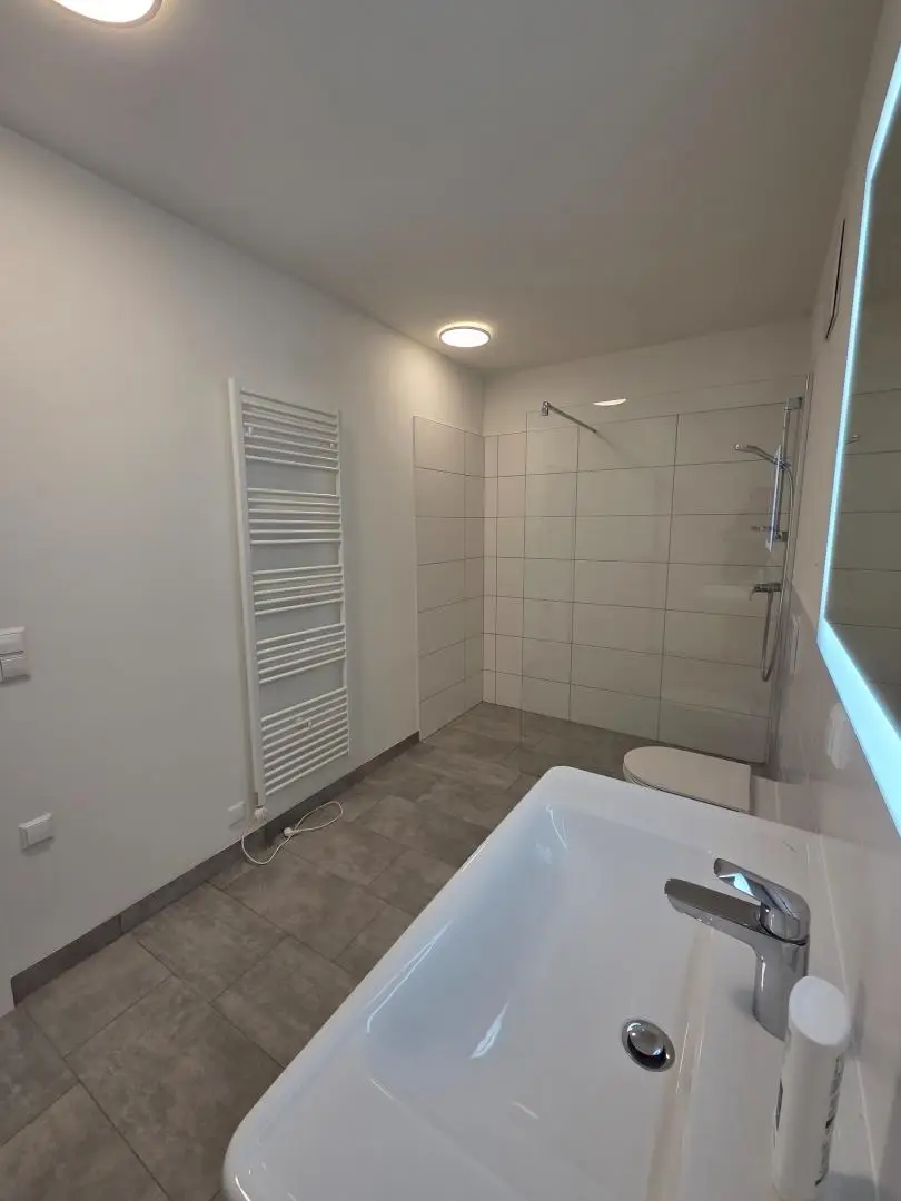 Badezimmer mit Dusche und WC