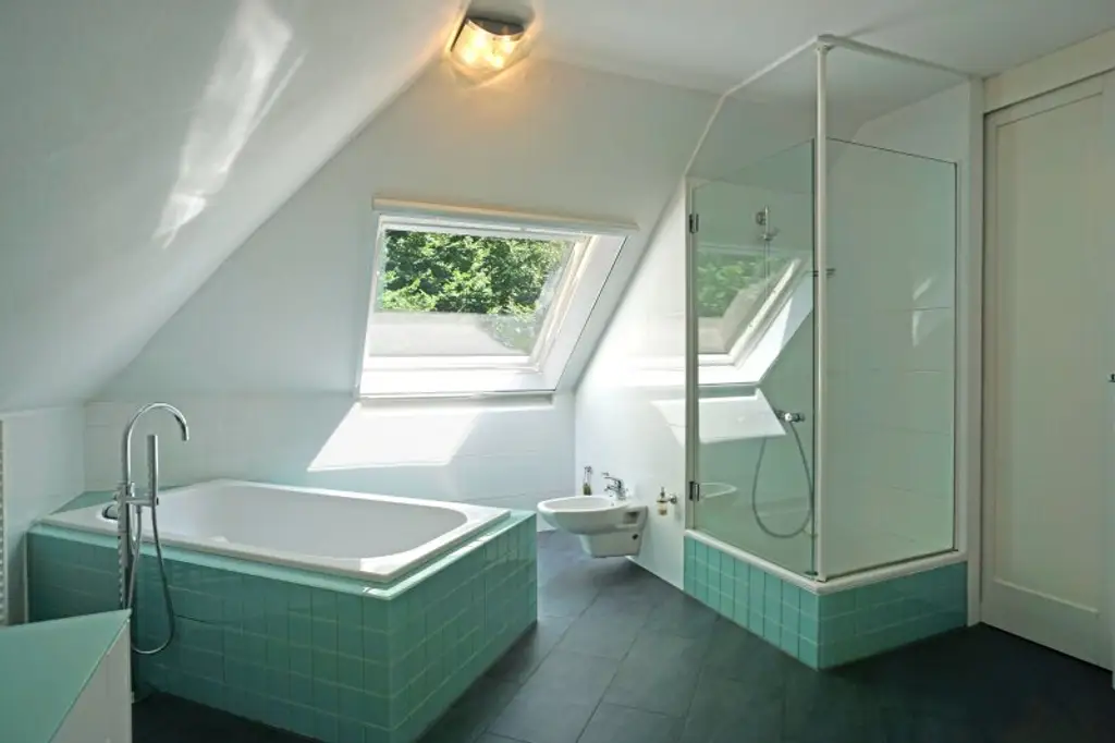 Repräsentative Villa mit Pool und Wellnessbereich in sonniger Waldrandruhelage