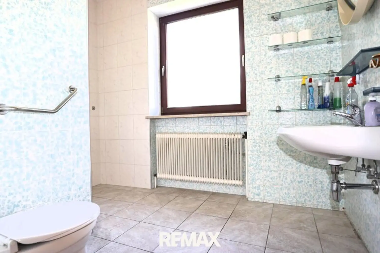 Bad mit barrierefreier Dusche im EG