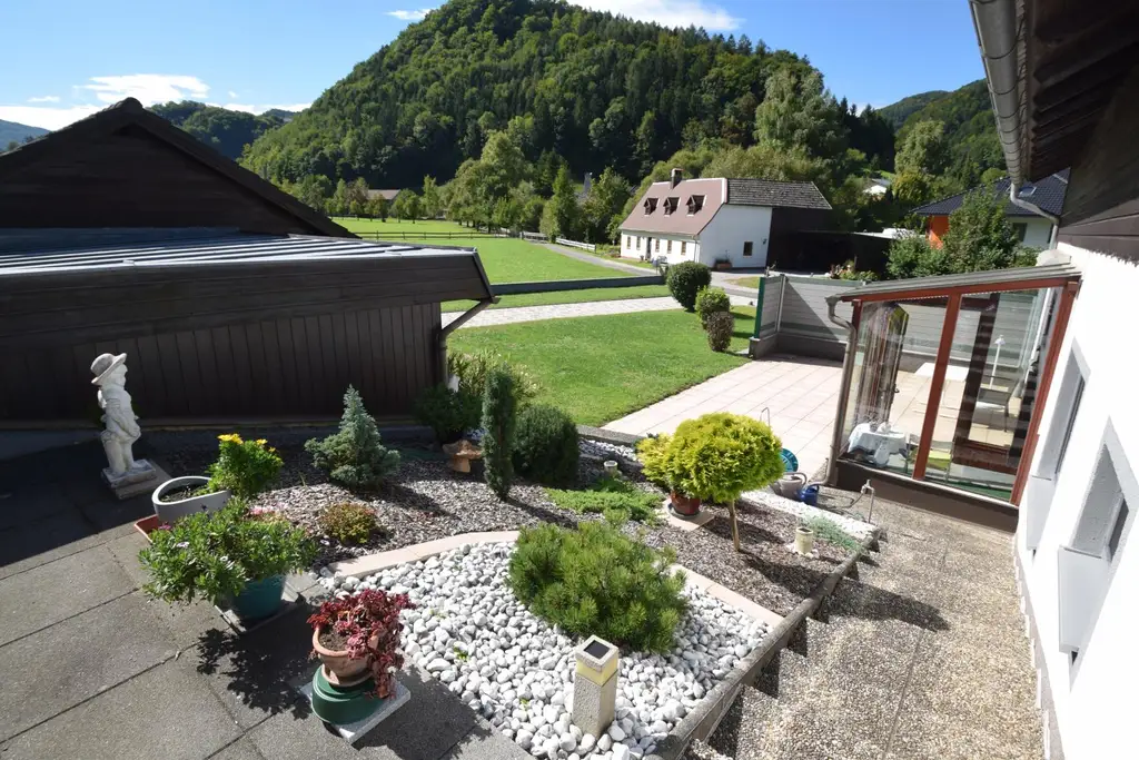 Haus mit großem Grundstück