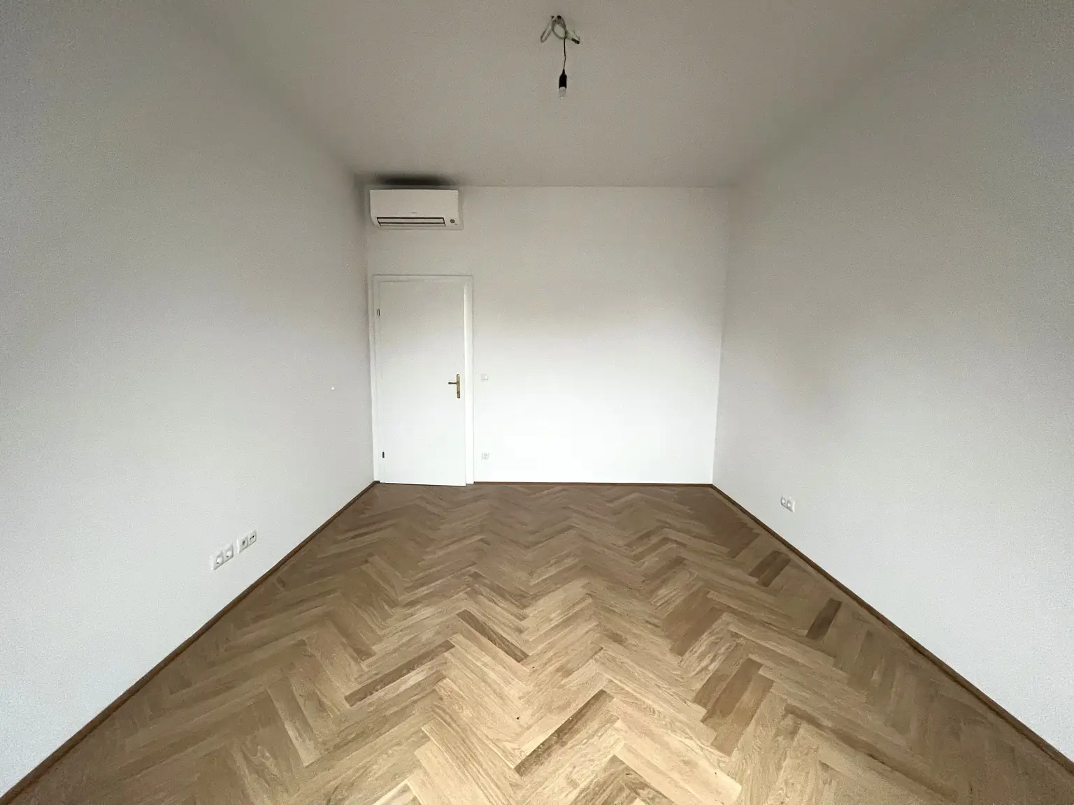 UNBEFRISTET und ERSTBEZUG: Wohnen in Bestlage: Klimatisierte kleine Dachgeschoss-Wohnung