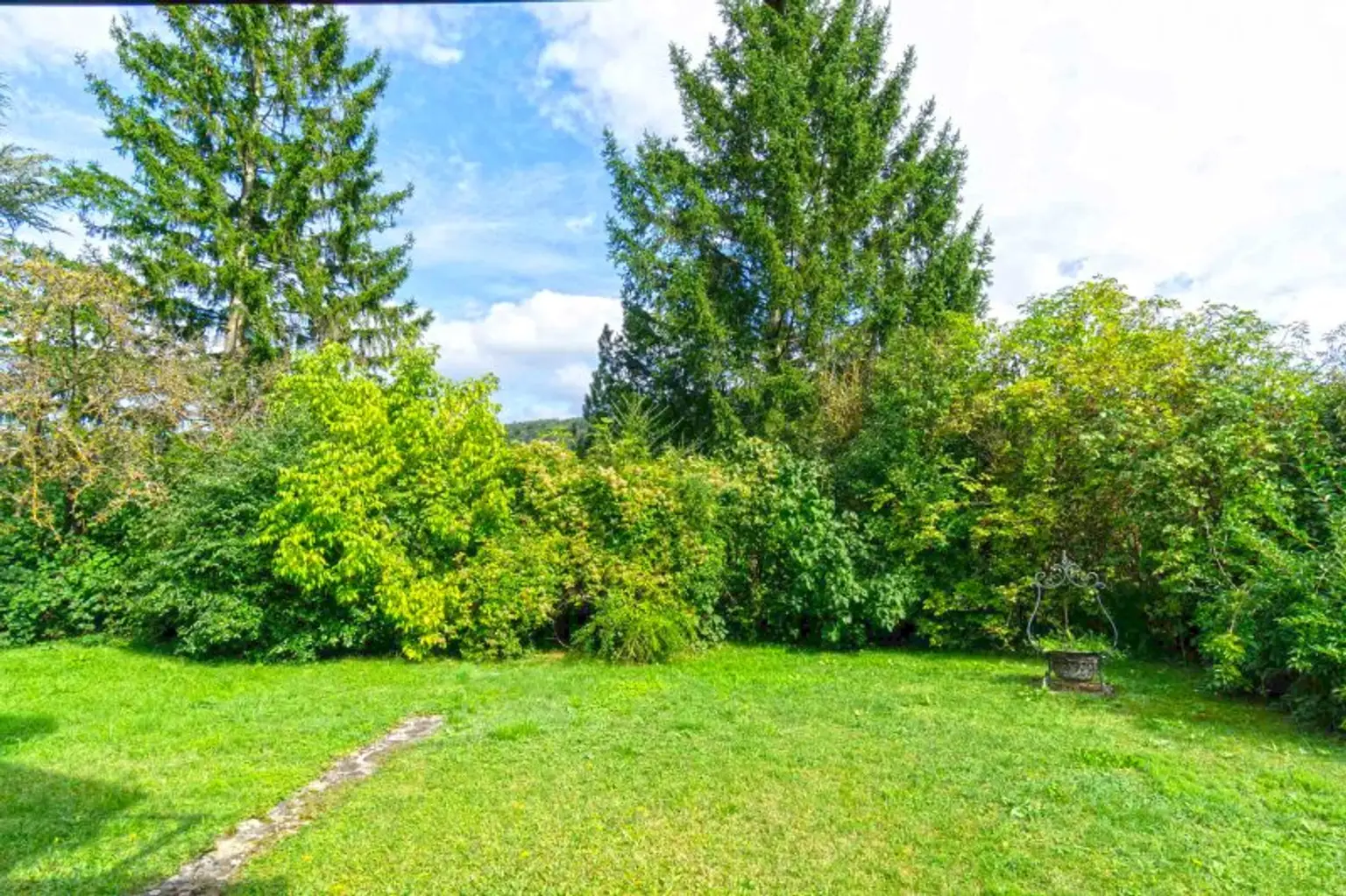 Idyllisches Landhaus in Wohnsiedlung am Waldesrand mitten im Triestingtal, südliches Bergland vor Wien