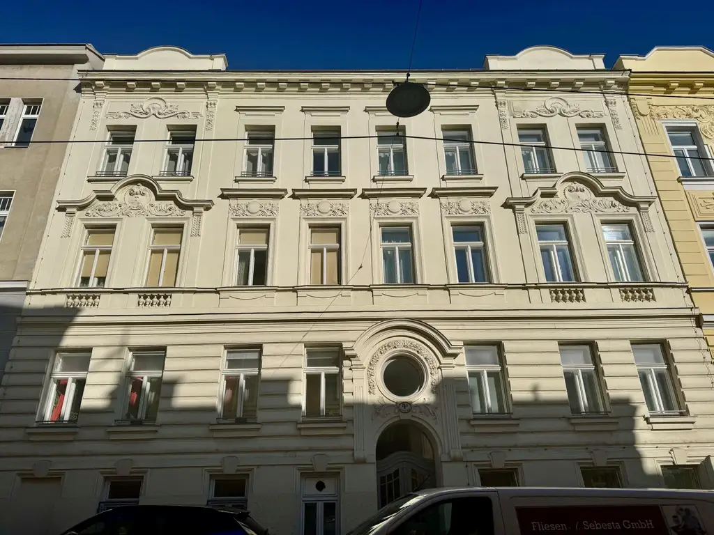 Altbaujuwel! Generalsanierte 3-Zimmer-Wohnung mit hofseitiger Loggia, nur 5. Min fußläfig zur U-Bahn und zum Schlosspark Schönbrunn!