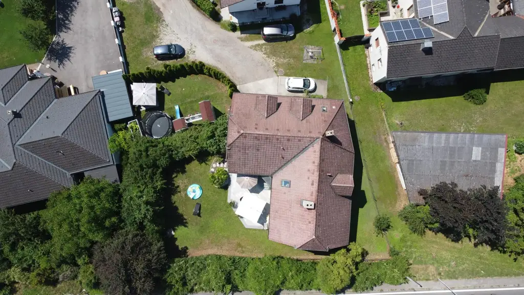 Großzügiges Wohnhaus mit zwei Wohneinheiten
