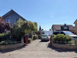 Einfahrt und Stellplatz