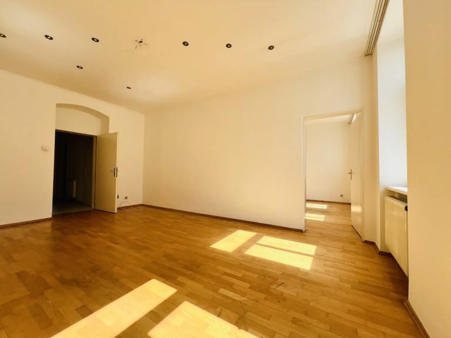 Sehr helle - südseitige - 2 Zimmer Wohnung im 3. Stock ohne Lift - BITTE NUR SCHRIFTLICH ANFRAGEN