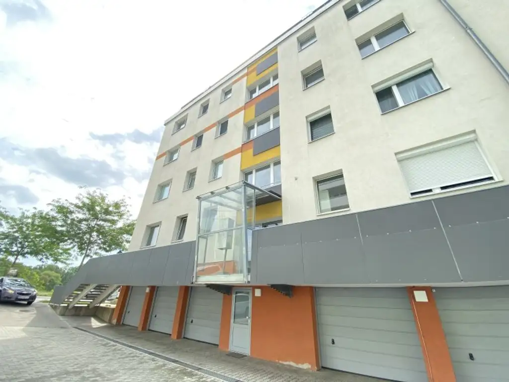 WOHNEN IM GRÜNEN - RENOVIERTE 3 ZIMMER WOHNUNG NÄHE BAHNHOF