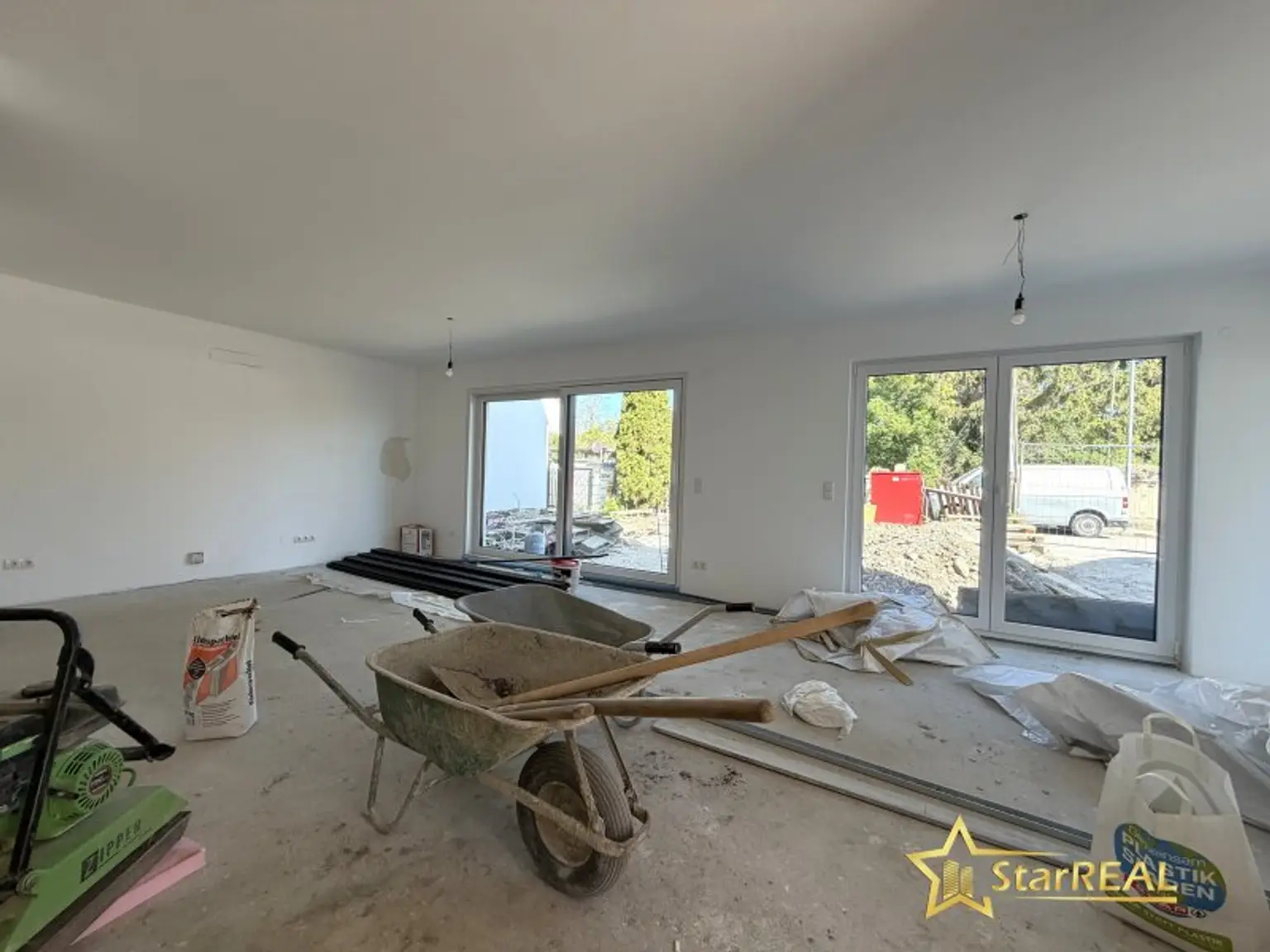 NEUBAU IN ZENTRUMSNÄHE! 5 ZIMMER-ZIEGELHAUS MIT 2 BÄDERN UND 3 WC´S.