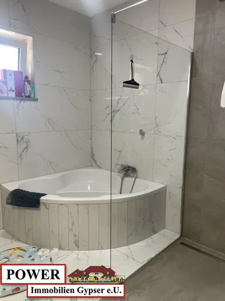 Neuwertiger Bungalow in unschlagbarer Lage, zentral, umgeben von Grünland in Bachnähe!