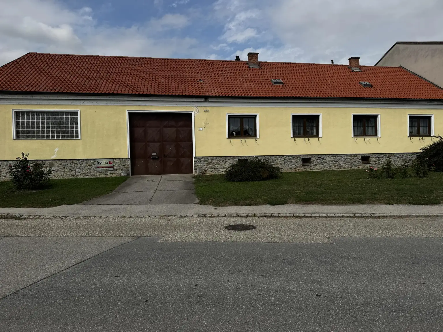 Ehemaliger Bauernhof mit Wohnhaus, Innenhof & Nebengebäuden & Pferdeoption