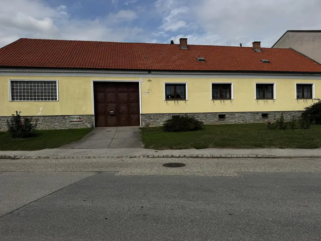 Ehemaliger Bauernhof mit Wohnhaus, Innenhof & Nebengebäuden & Pferdeoption