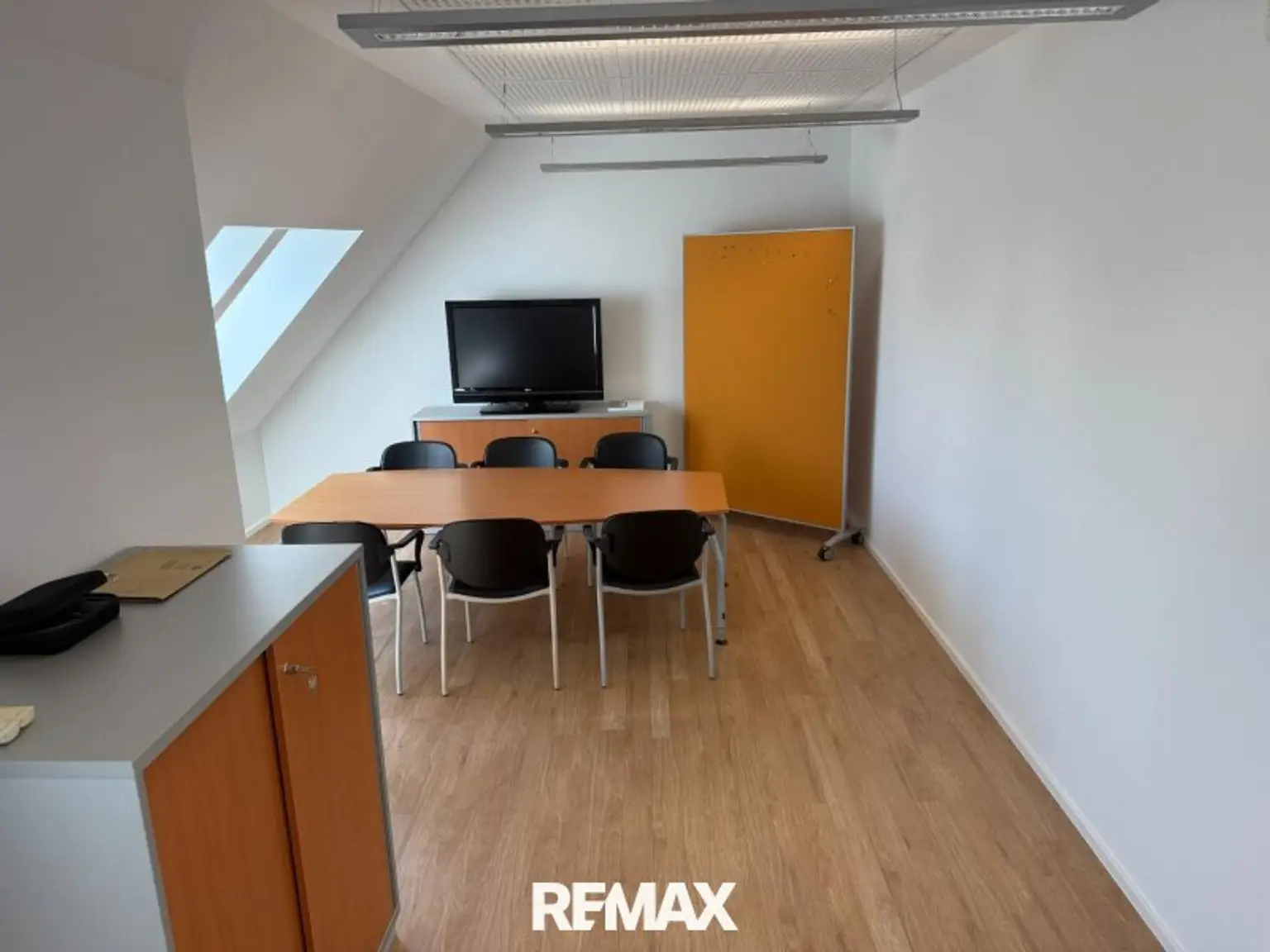 Besprechungsraum / Chef Büro mit Archiv