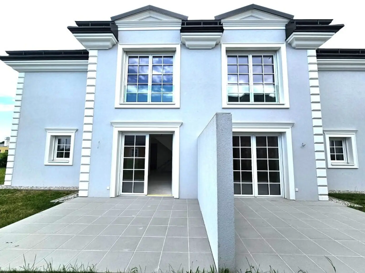 Moderne Doppelhaus-Villa in Niederösterreich: Erstbezug mit Garten, Garage und einen Stellplatz!