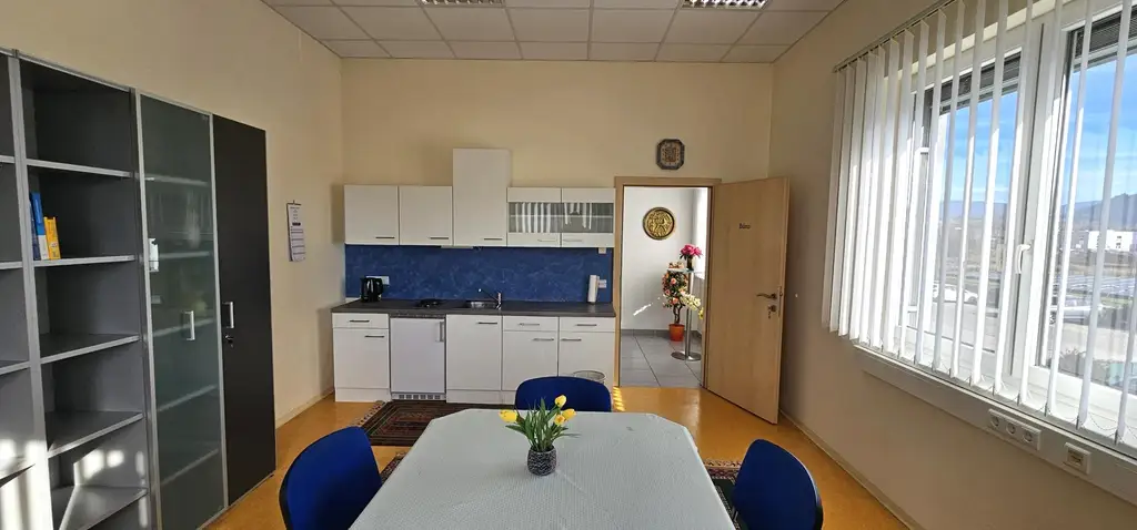 Modernes Bürohaus mit flexibel gestaltbaren Großraumbüros im Industriepark St. Veit