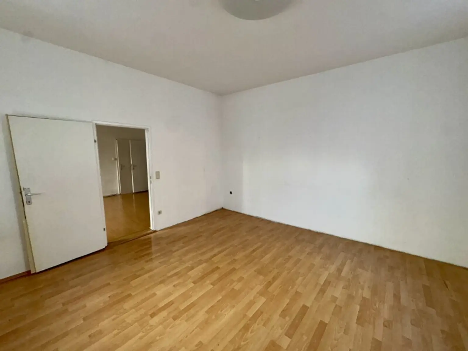 Renovierungsbedürftige Wohnung in Top-Lage des 12. Bezirks – Ideal für Individualisten!