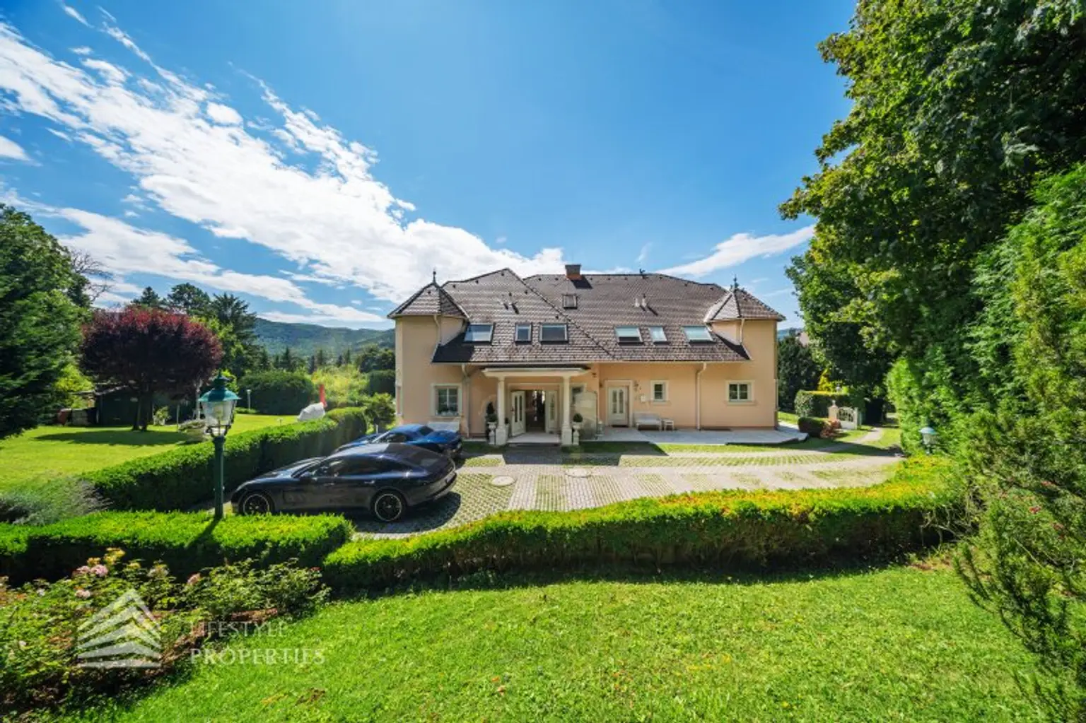 Beeindruckende Villa mit gepflegten Garten und Pool