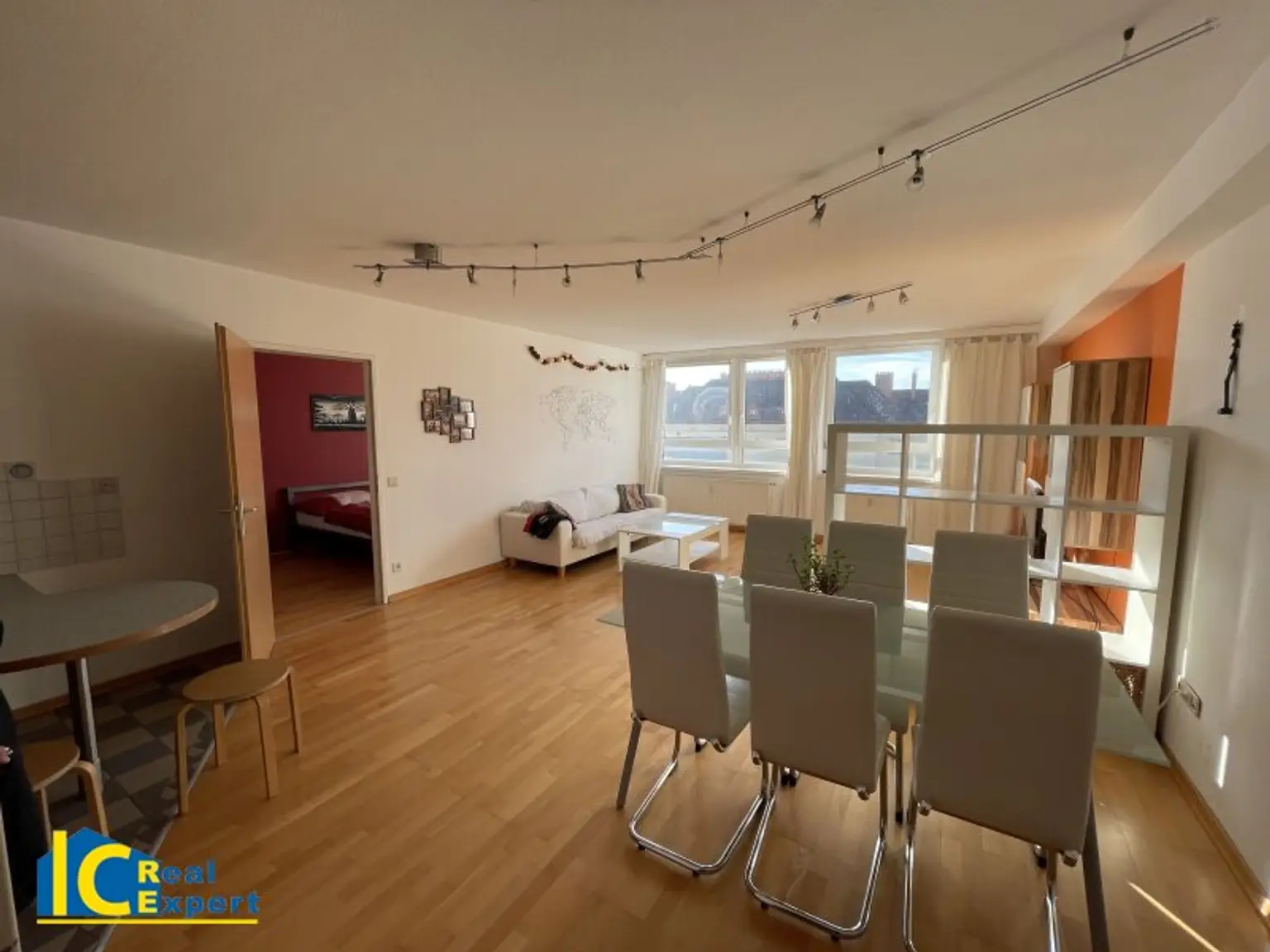 Hell, freundlich und großzügig