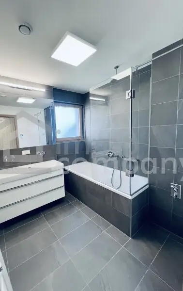 Moderne und neue Wohnung mit schöner Aussicht + Balkon und Terrasse!