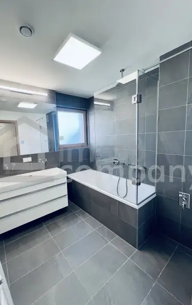 Moderne und neue Wohnung mit schöner Aussicht + Balkon und Terrasse!
