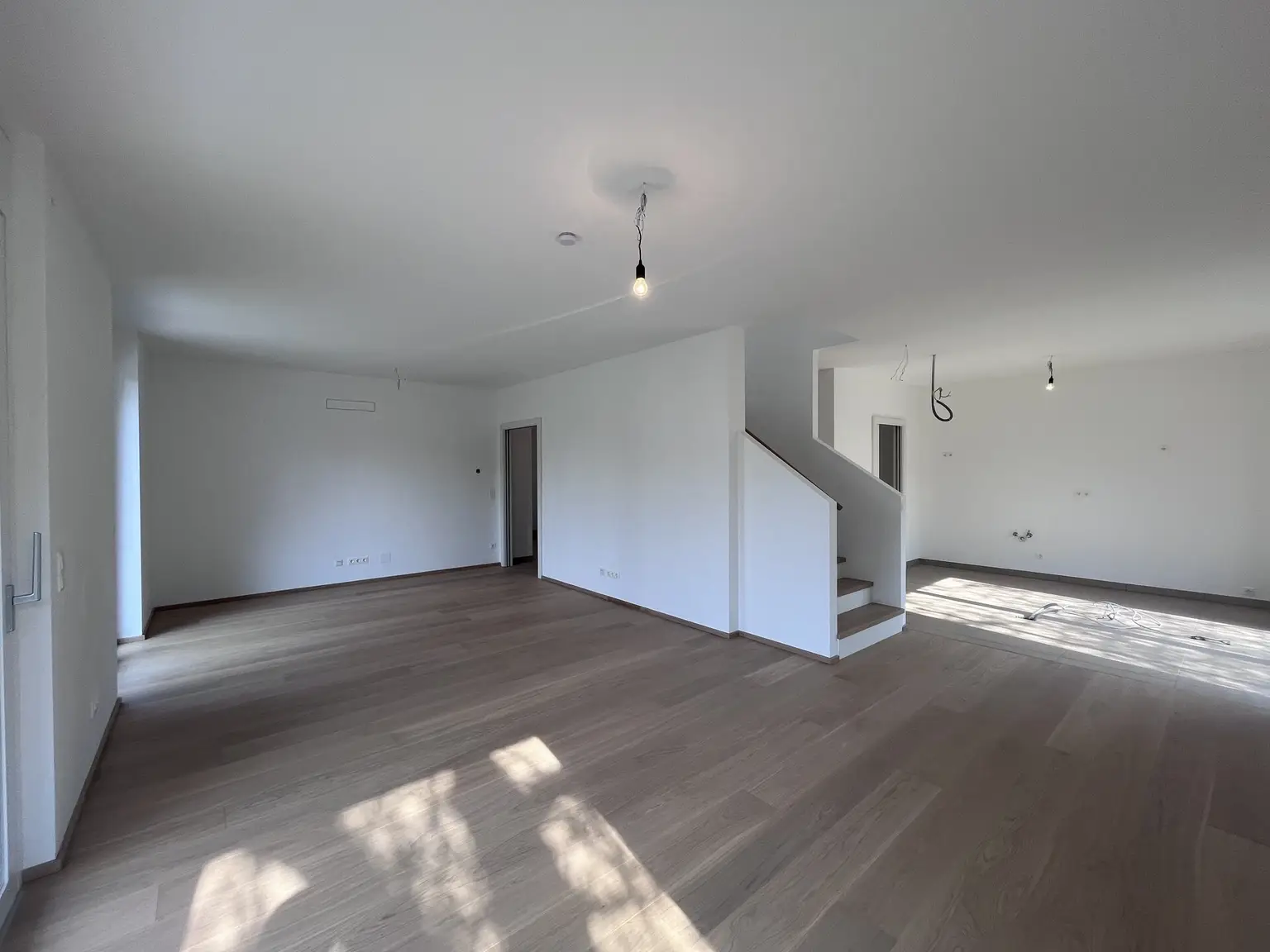 Erstbezug !!! Traumhafte Doppelhaushälfte -  mit 5 Zimmern, Garten, Wohnkeller und Stellplätzen!