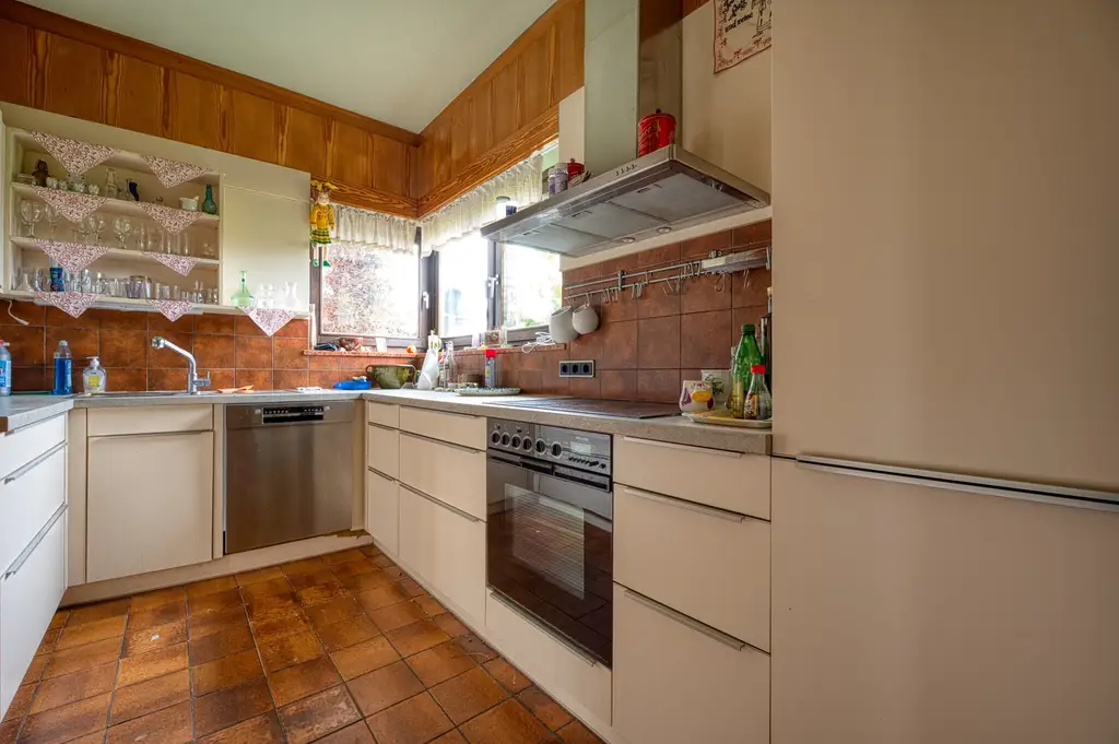 Sie brauchen viel Platz? Wir haben die Lösung. Sanierungsbedürftiges Architektenhaus in bester Lage.