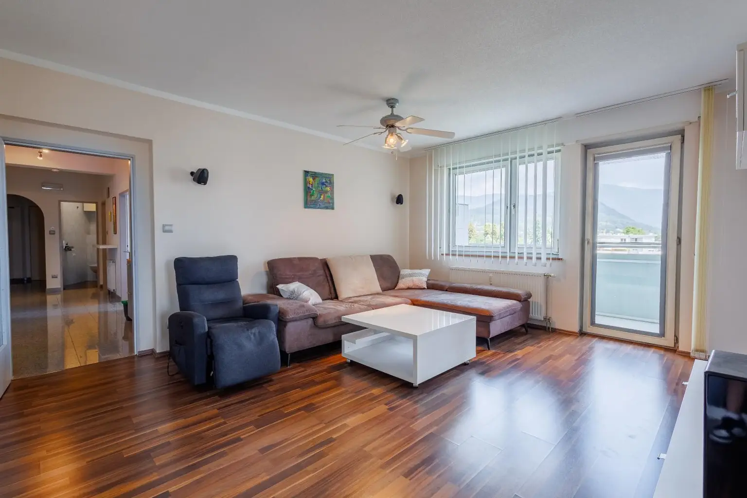Komfortable 3-Zimmer-Wohnung mit Balkon, Tiefgarage und Klimaanlage