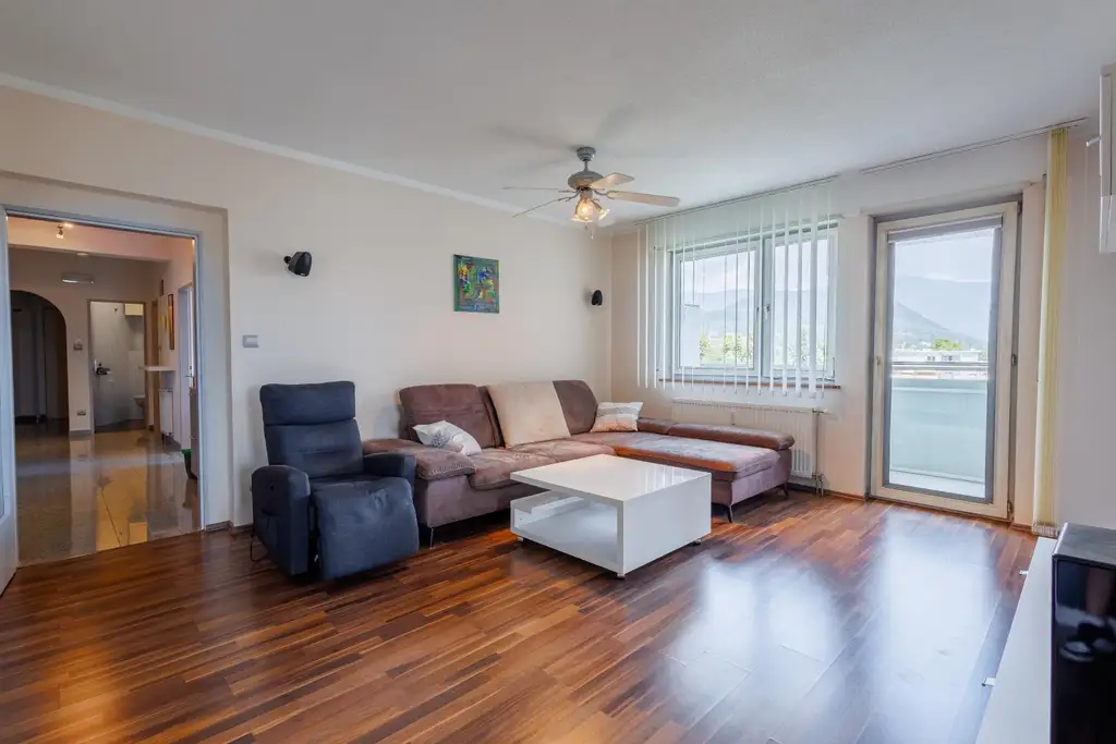 Komfortable 3-Zimmer-Wohnung mit Balkon, Tiefgarage und Klimaanlage