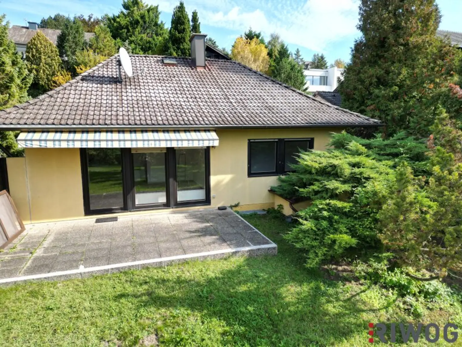 Sonniger Bungalow mit südseitigem Garten inkl. Fernsicht & Pool | neue Einbauküche | Klima | voll unterkellert