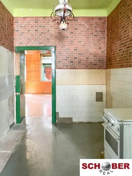 Sanierungsbedürftige Altbauwohnung