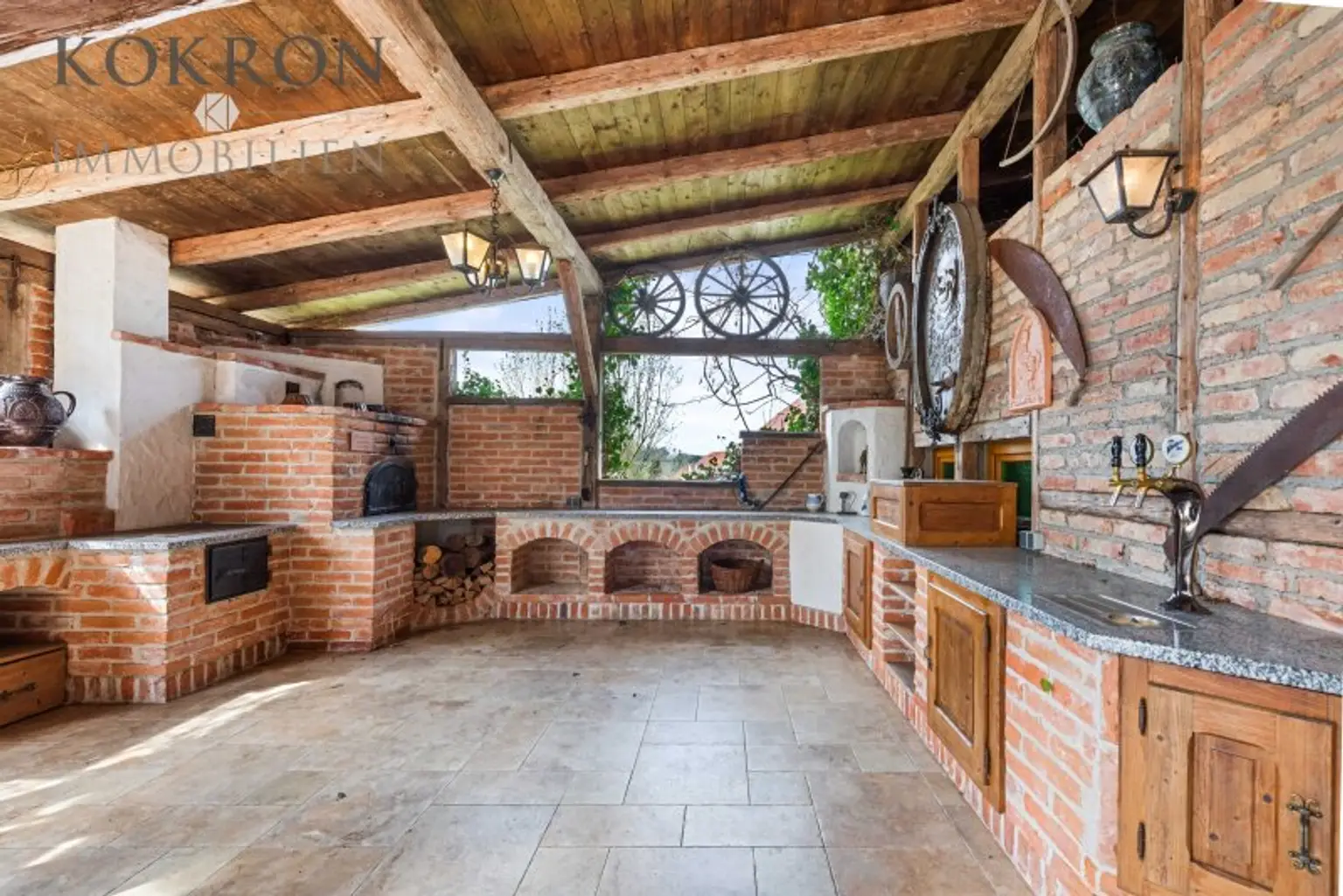 "Heurigen"-Terrasse mit Steinofen, Holzofen, Bierzapfstelle, WCs, Küche