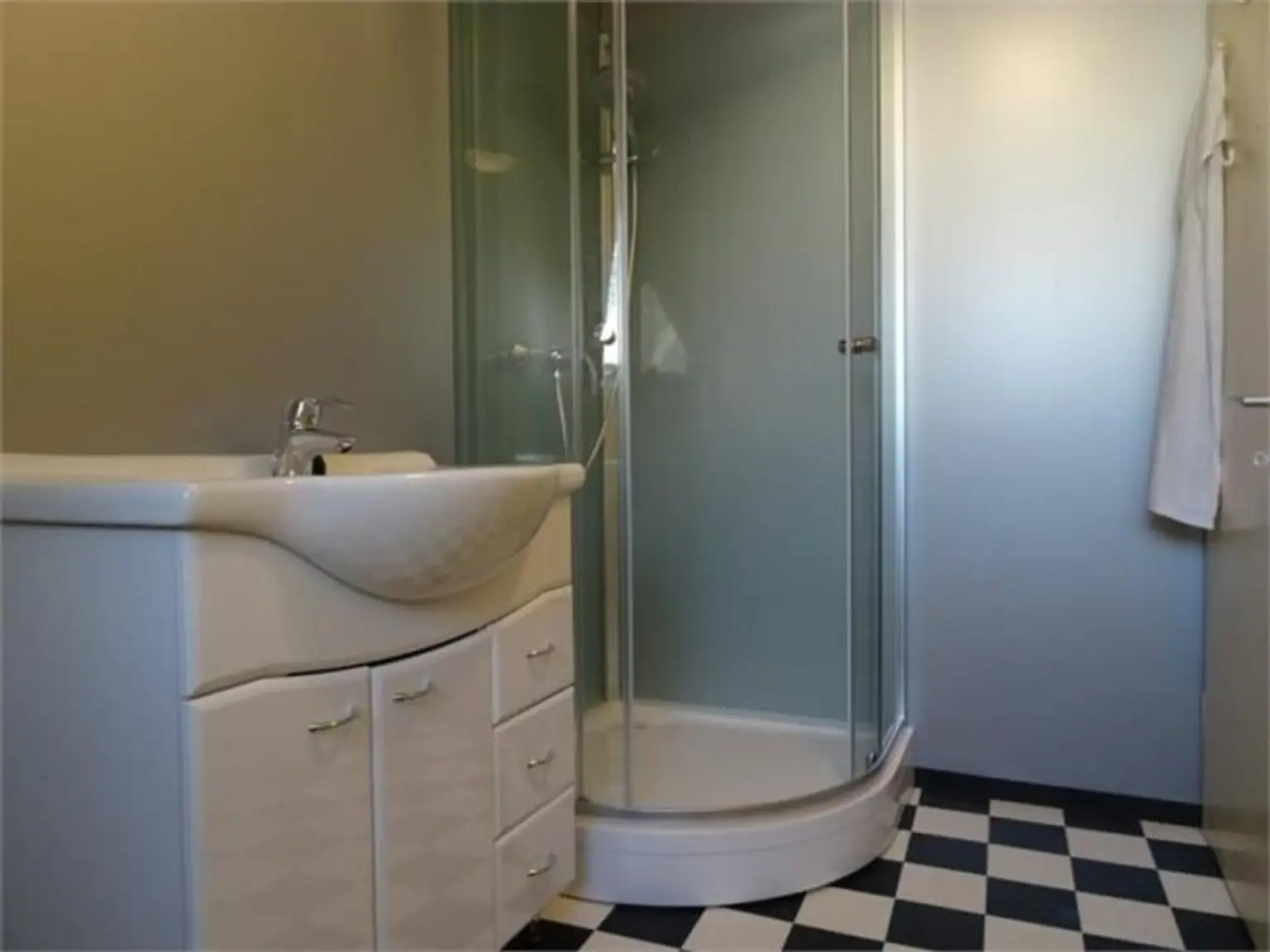 Dusche und Badmöbel