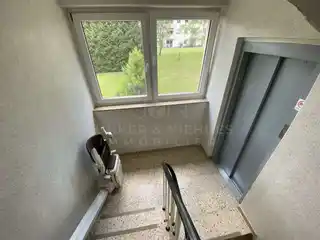 Barrierearmer Zugang mit Fahrstuhl und Treppenlift