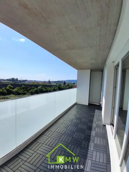 Erstbezug - Lichtdurchflutete 2 Zimmer Neubauwohnung mit Fernblick, Balkon & Tiefgaragenplatz