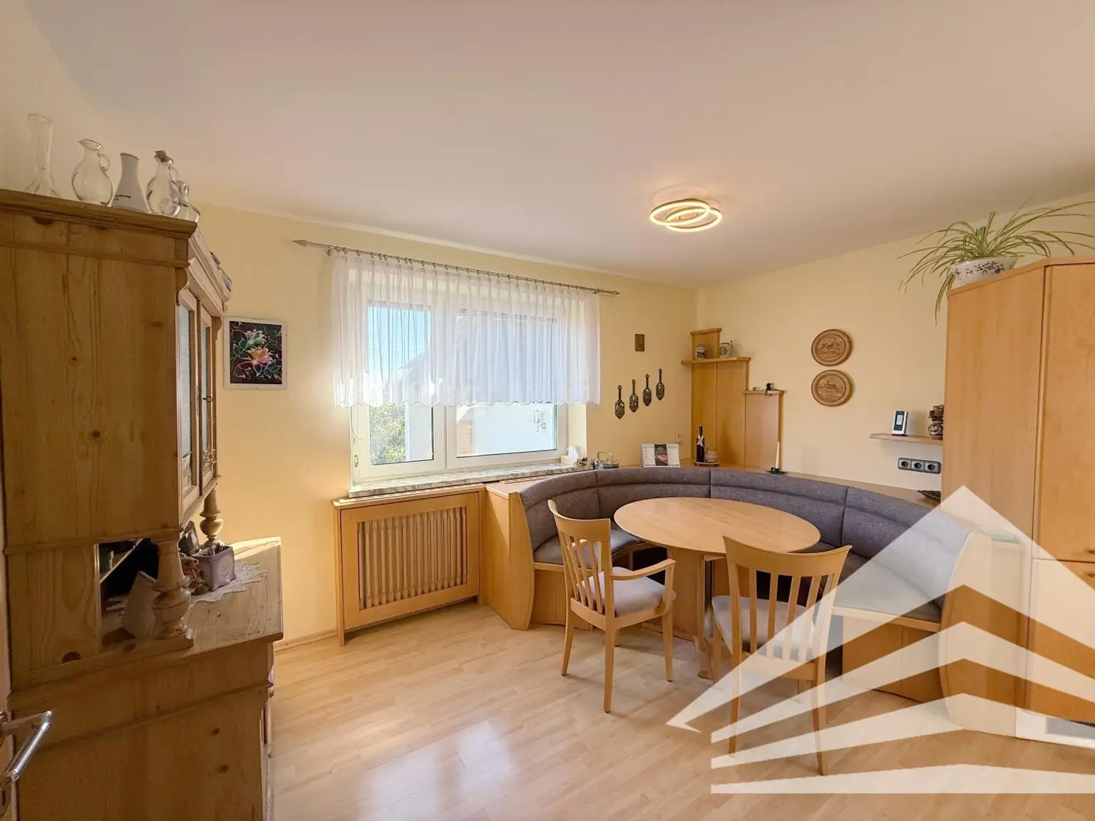Großzügiges Mehrfamilienhaus in schöner Aussichtslage in Abwinden! 2 Garagen Plus Carport!