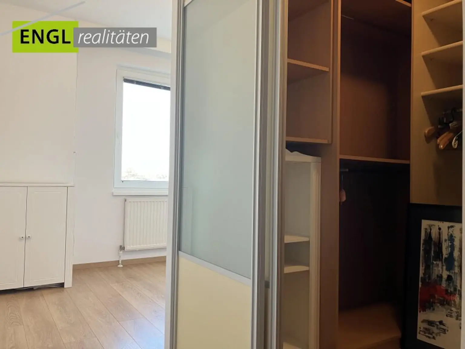 Schlafzimmer mit Schrankraum