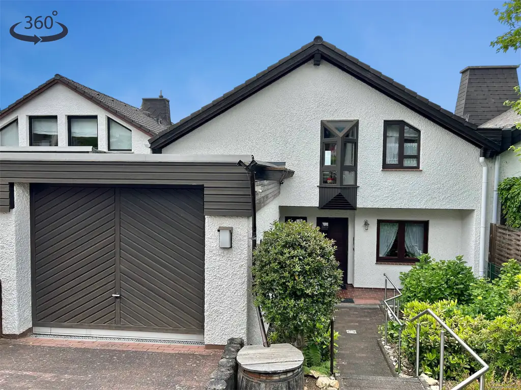 Großzügiges Einfamilienhaus mit zwei Appartements, Garage und Garten in attraktiver Hanglage