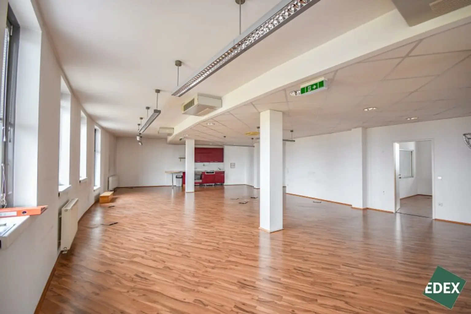 Modernes Büro mit guter Anbindung und Terrasse